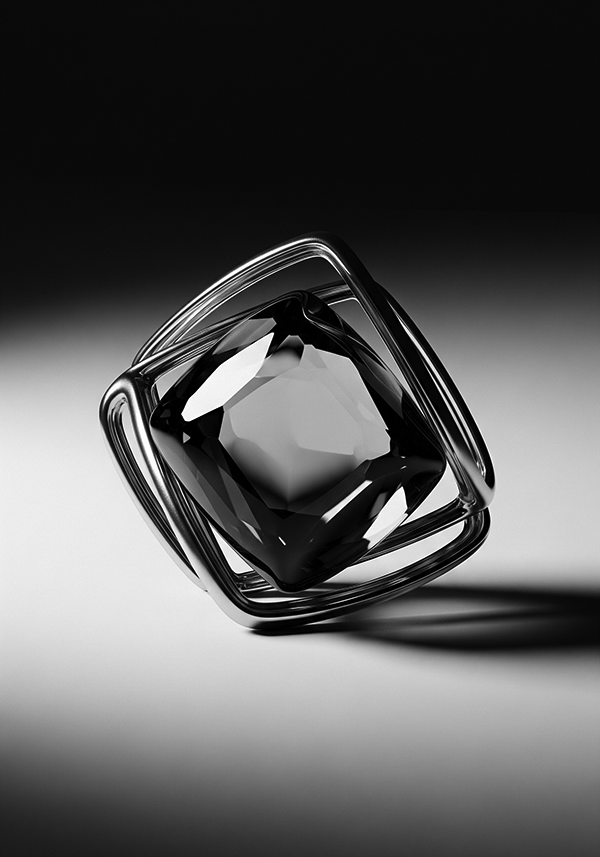 Nahaufnahme eines Luxus-Designobjekts: Ein geschliffener dunkler Edelstein, schwebend eingefasst in einem modernen, doppelten Metallrahmen in Silber-Optik.